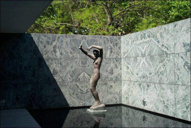 mies_pavilion_reflecting_pool