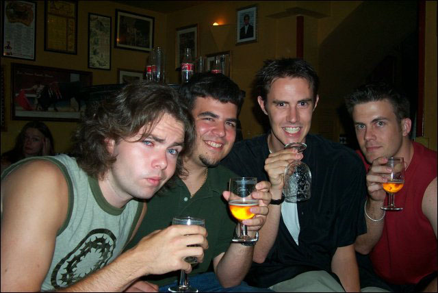 tourists_drinking